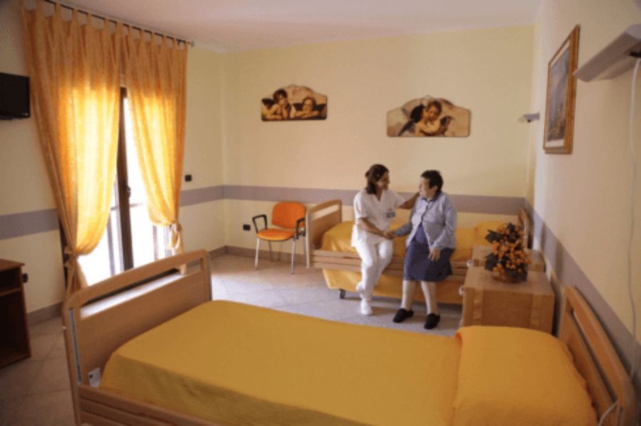 Personale della casa di riposo che assiste un'ospite