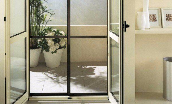 Zanzariera con telaio in legno