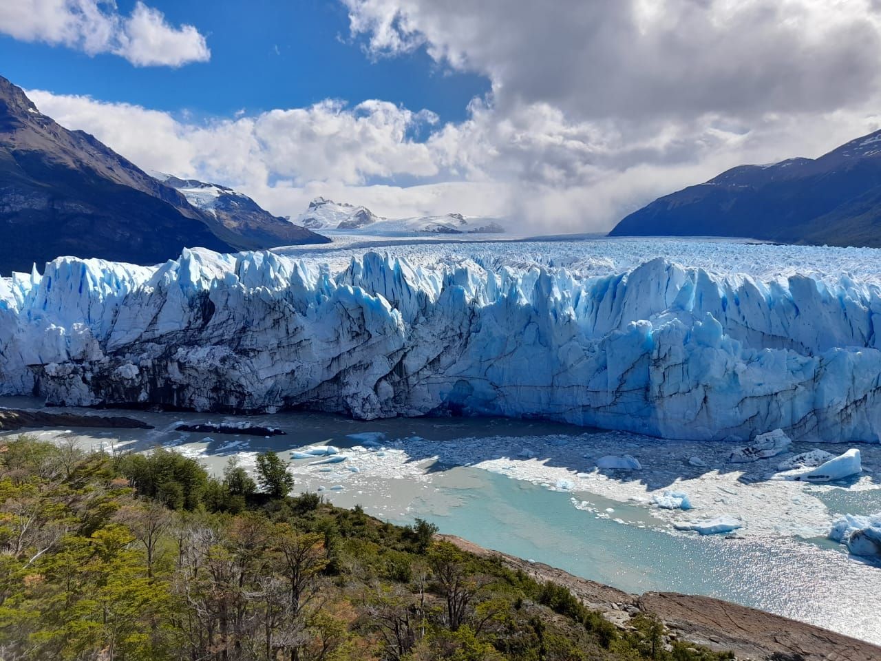 Una cascada baja por la ladera de una montaña