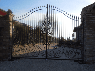 Cancello in ferro battuto nero