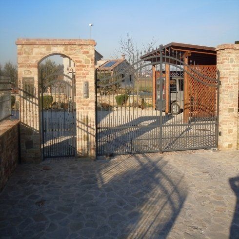 Cancello in ferro battuto di una villa