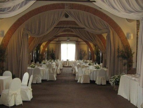 allestimento floreale di una sala di ristorante per eventi