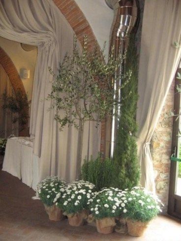 composizione di piante e fiori per una cerimonia