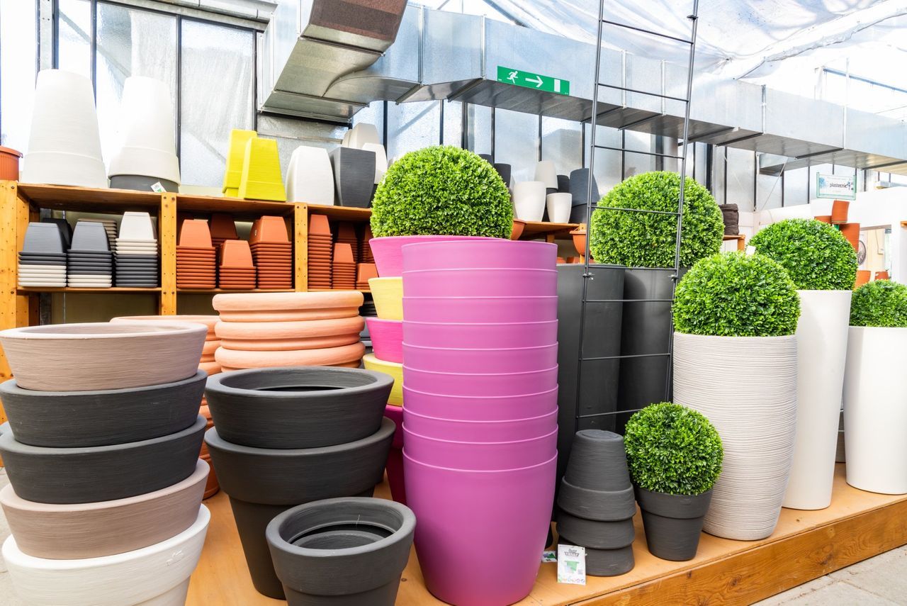 vasi colorati e in terracotta