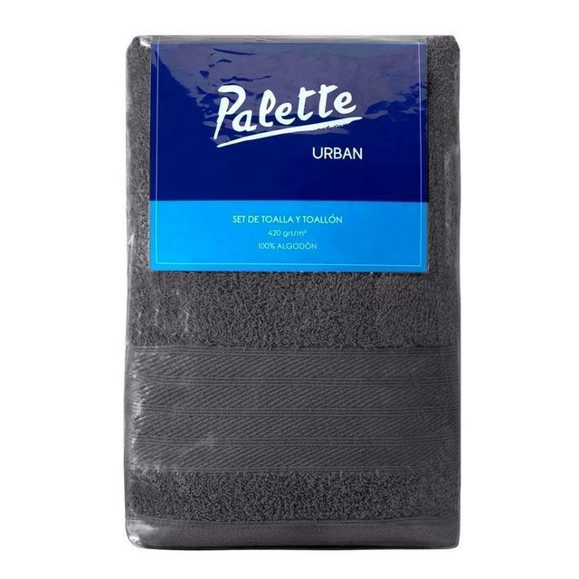 Juego de toallas de color gris oscuro envuelto en plástico con etiqueta azul y blanca.