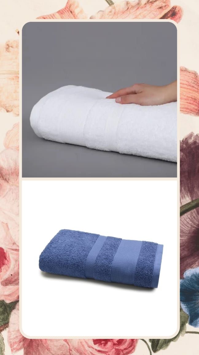 Toalla de baño azul doblada con detalle de rayas.