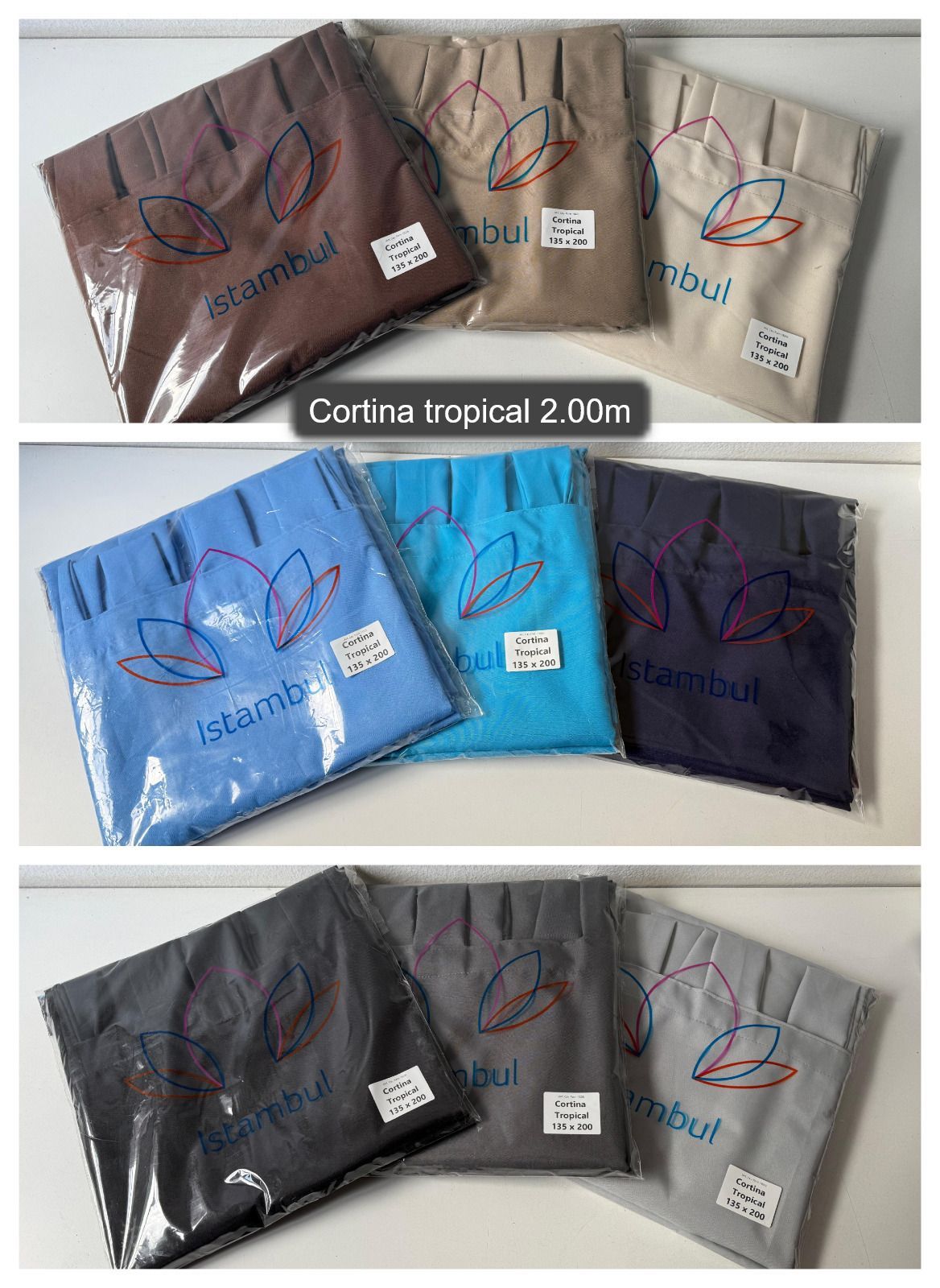 Dos cortinas grises con trabillas colgadas en el interior con un detalle en primer plano.