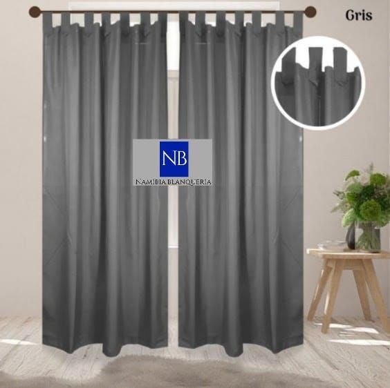 Dos cortinas grises con trabillas colgadas en el interior con un detalle en primer plano.