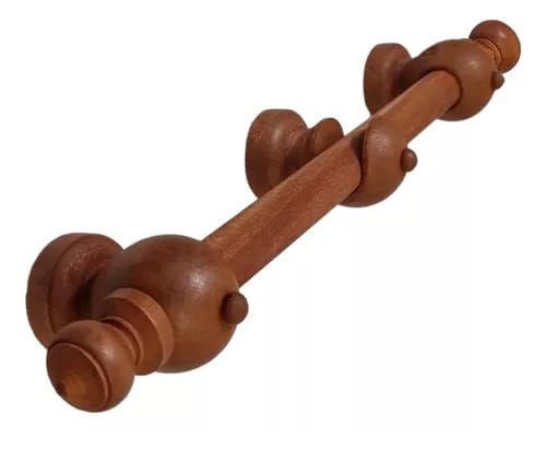 Portarrollos de papel higiénico de madera con elementos decorativos torneados.