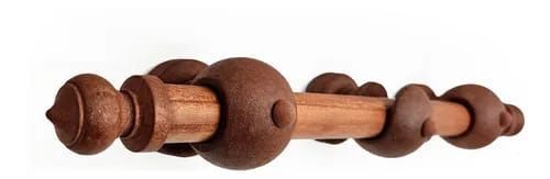 Portarrollos de papel higiénico de madera con elementos decorativos torneados.