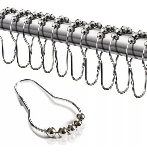 Cortina de ducha de rayas blancas colgada en un baño.