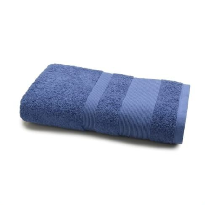 Toalla de baño azul doblada con detalle de rayas.