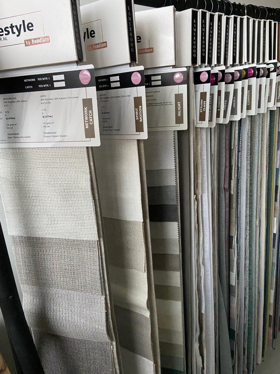 Een display van stoffen met een doos waarop lifestyle staat