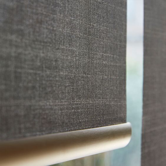 Een close-up van een rolgordijn voor een raam.