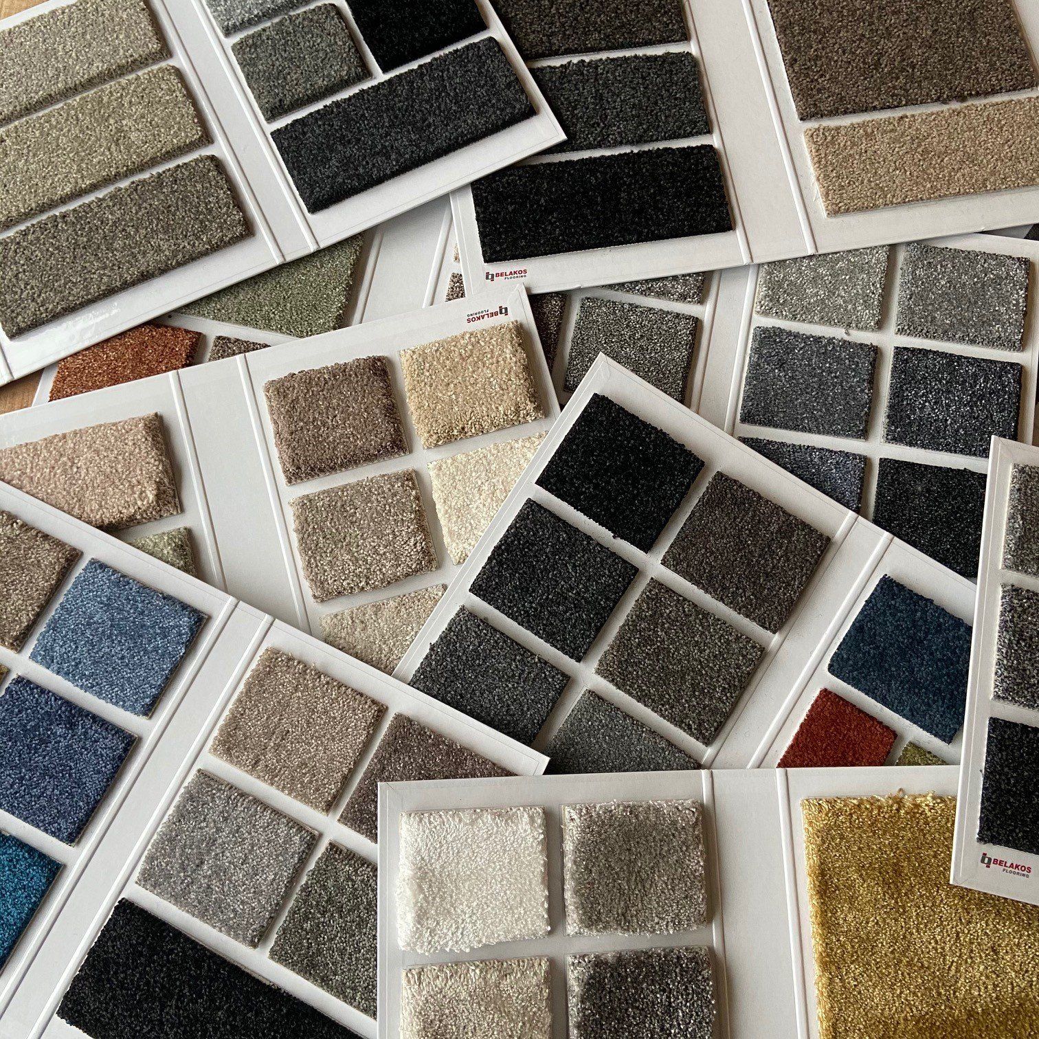 Een aantal tapijtmonsters zijn op elkaar gestapeld