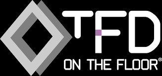 Het logo voor tfd op de vloer is wit op een zwarte achtergrond