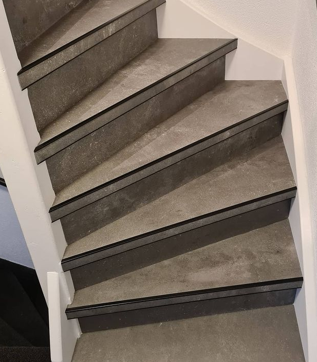 Een close-up van een trap in een huis.