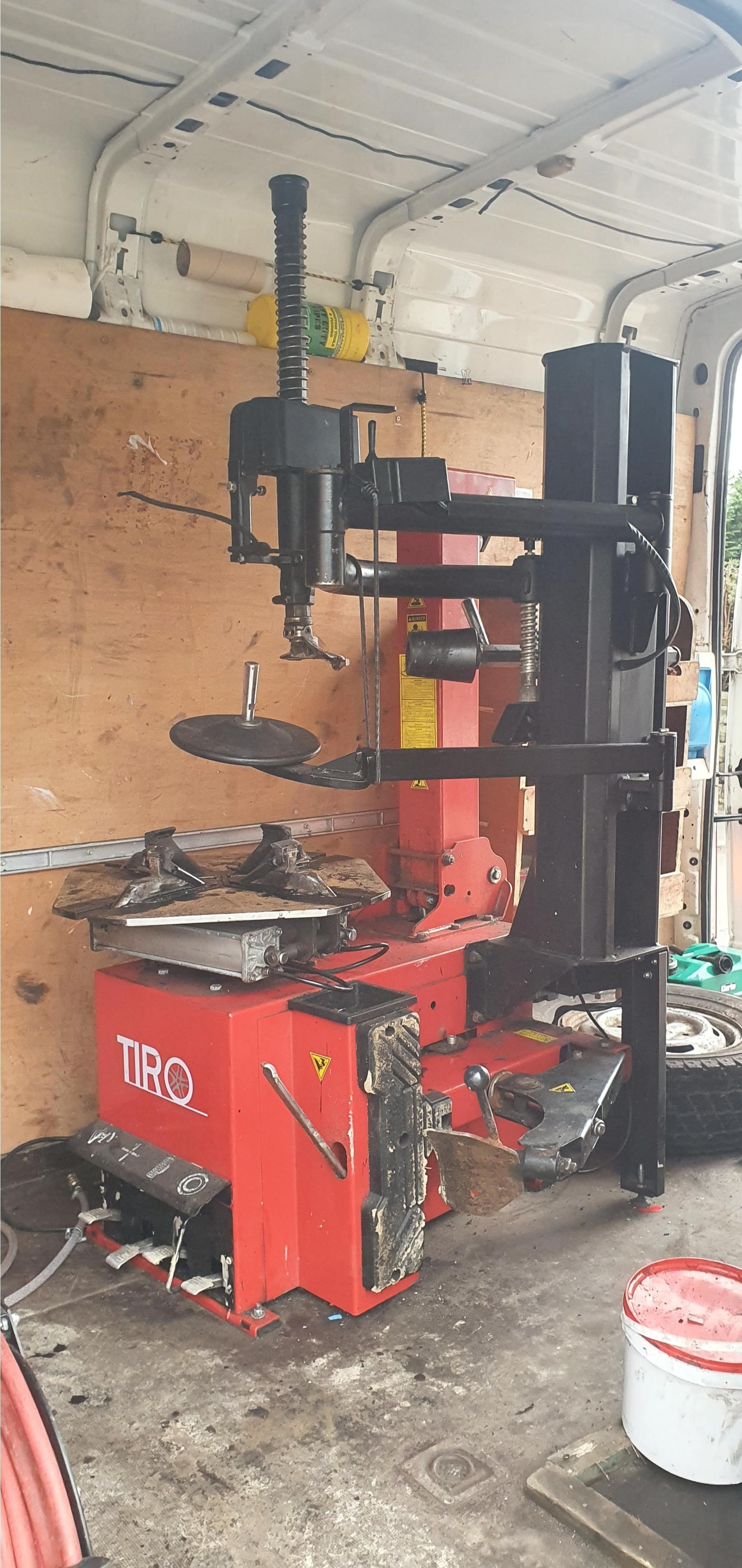 tyre changing machine