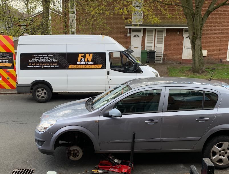 Emergency Roadside MobileTyre Fitting