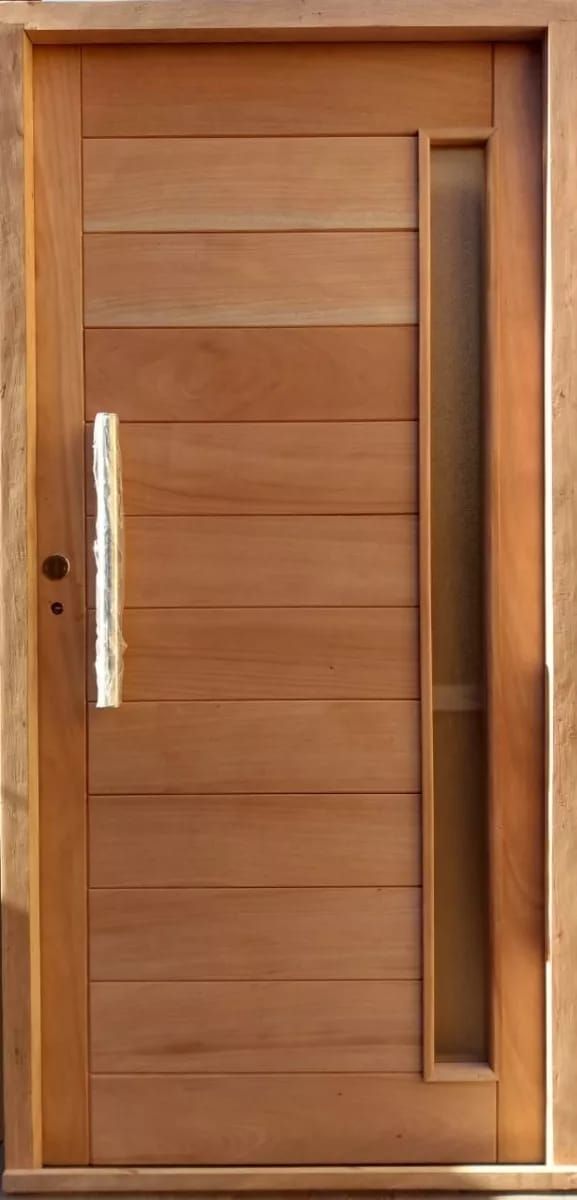 Puerta de madera con paneles horizontales, un panel de vidrio vertical y un tirador largo de plata.