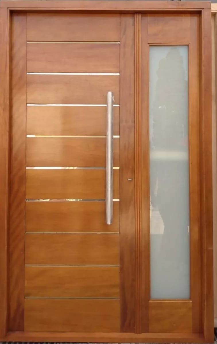 Puerta de madera con detalles metálicos horizontales y una ventana lateral con vidrio esmerilado.