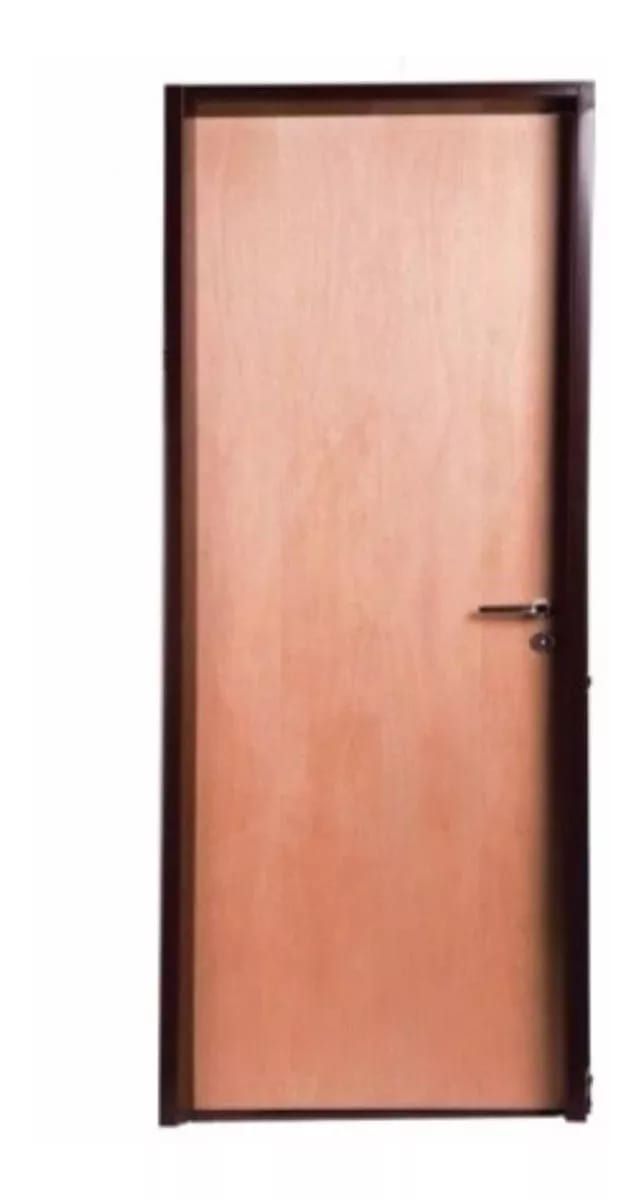 Puerta de madera marrón con marco marrón oscuro y tirador plateado.