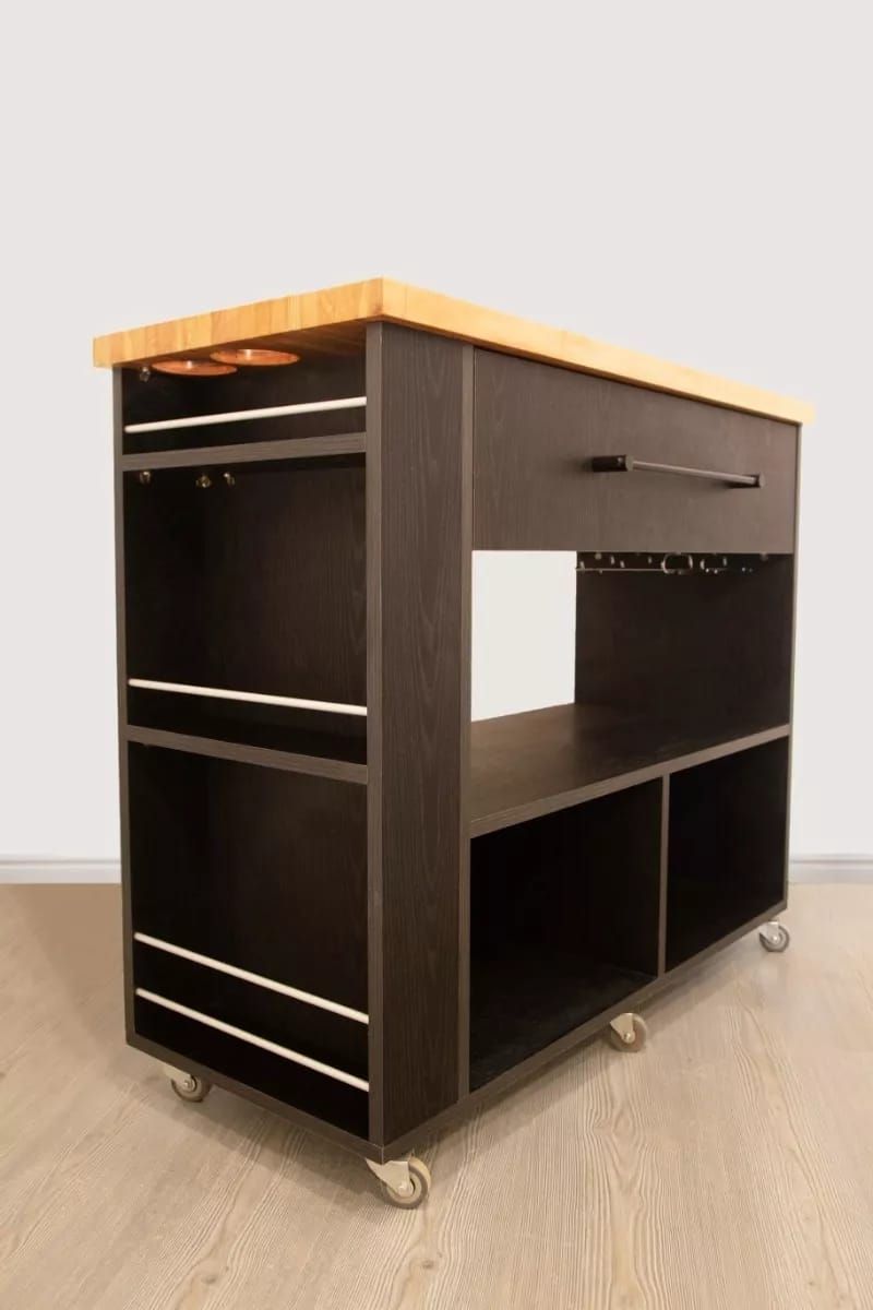 Carrito de cocina negro con encimera de madera, estantes, cajones y estante para copas de vino sobre ruedas.