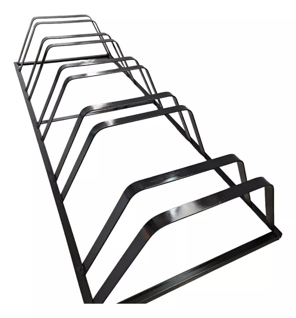 Portabicicletas metálico de color negro con seis ranuras.