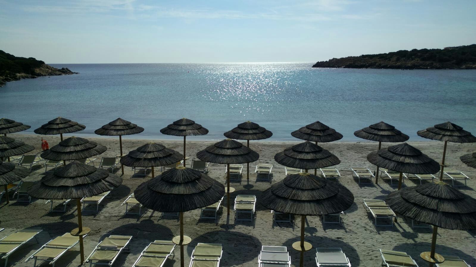 spiaggia con ombrelloni