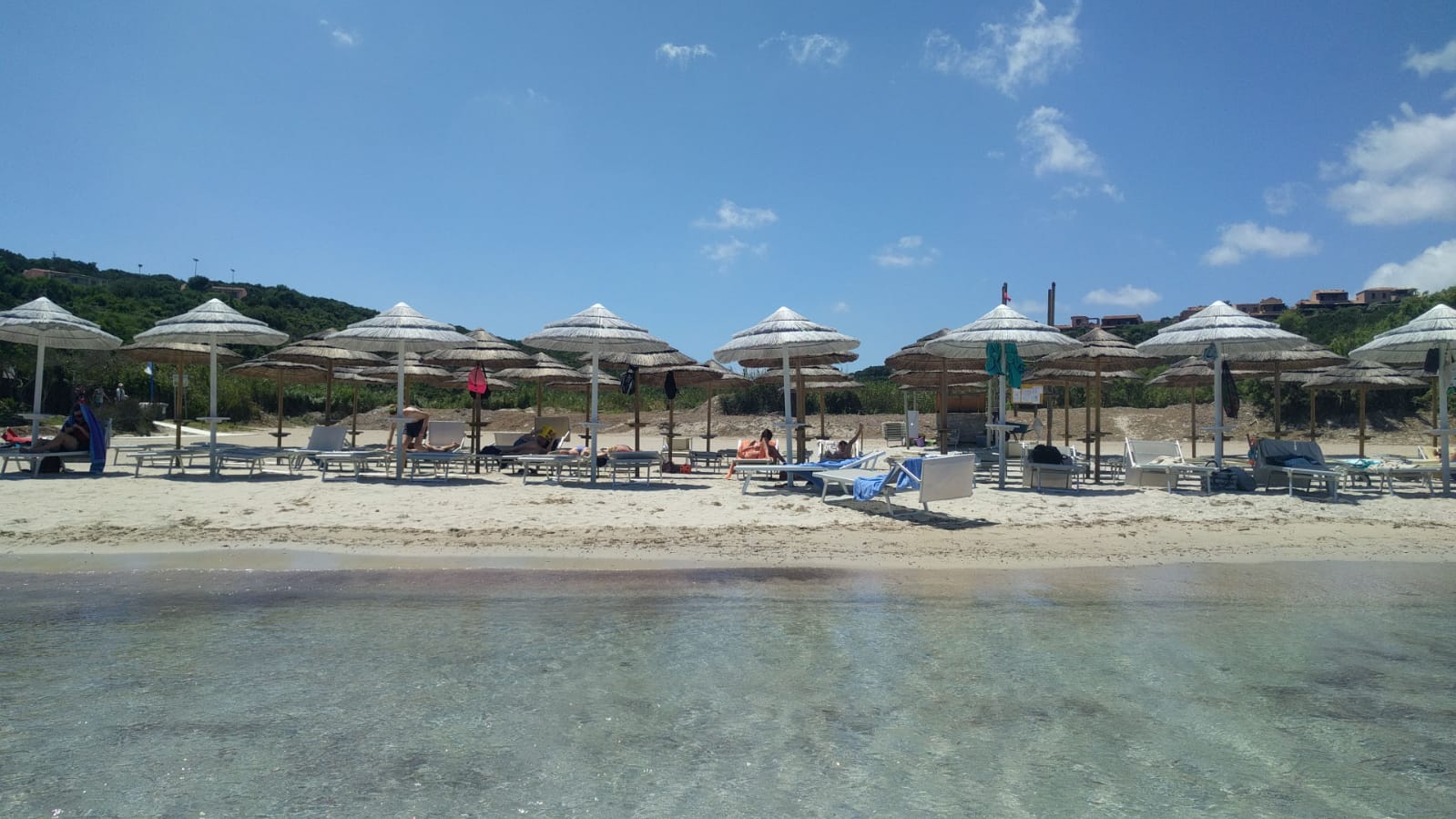 spiaggia con ombrelloni