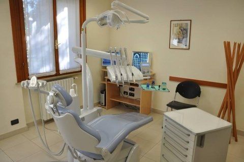sala con strumentazione medica dentistica