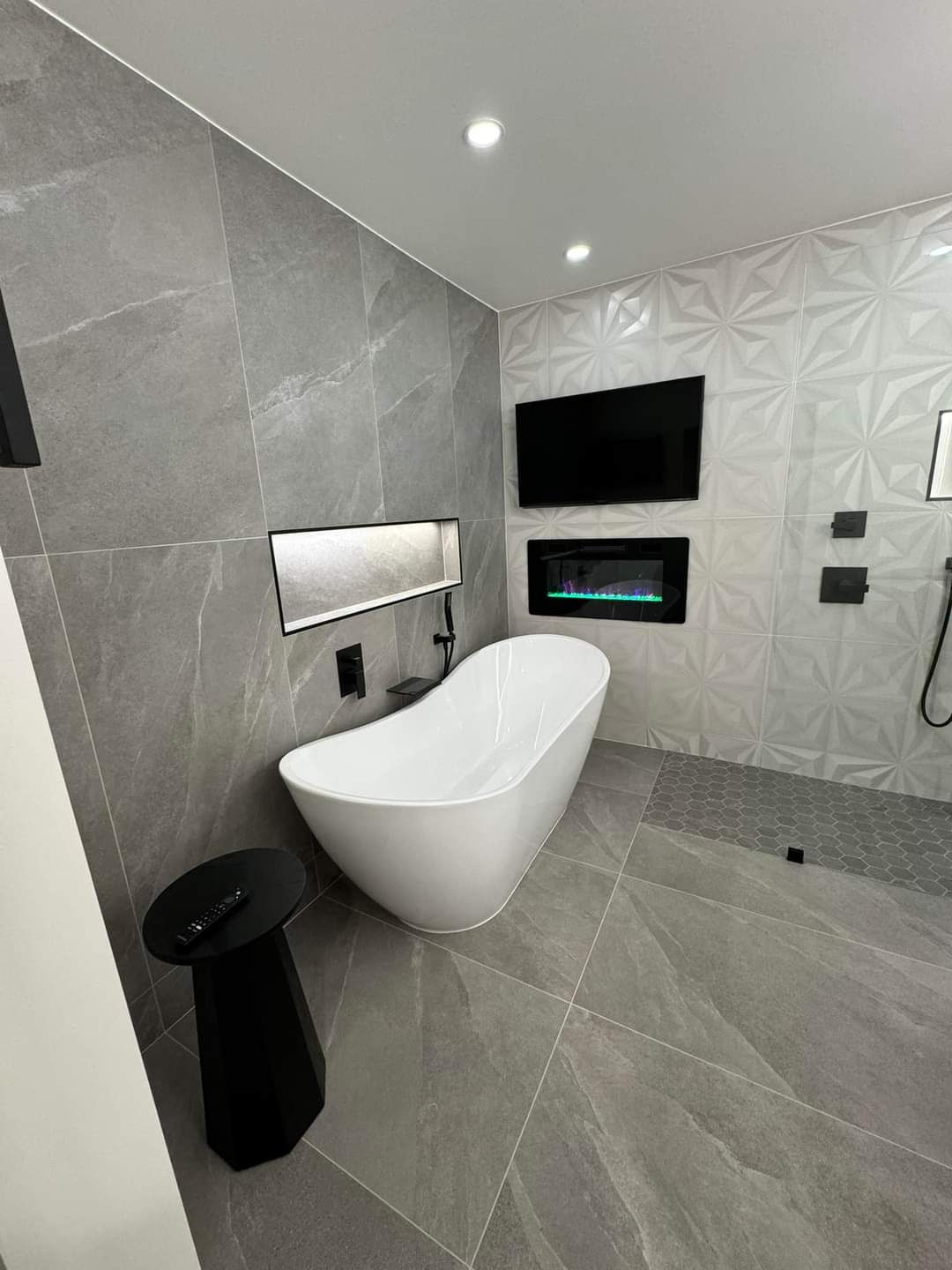 Une salle de bain avec baignoire et cheminée.