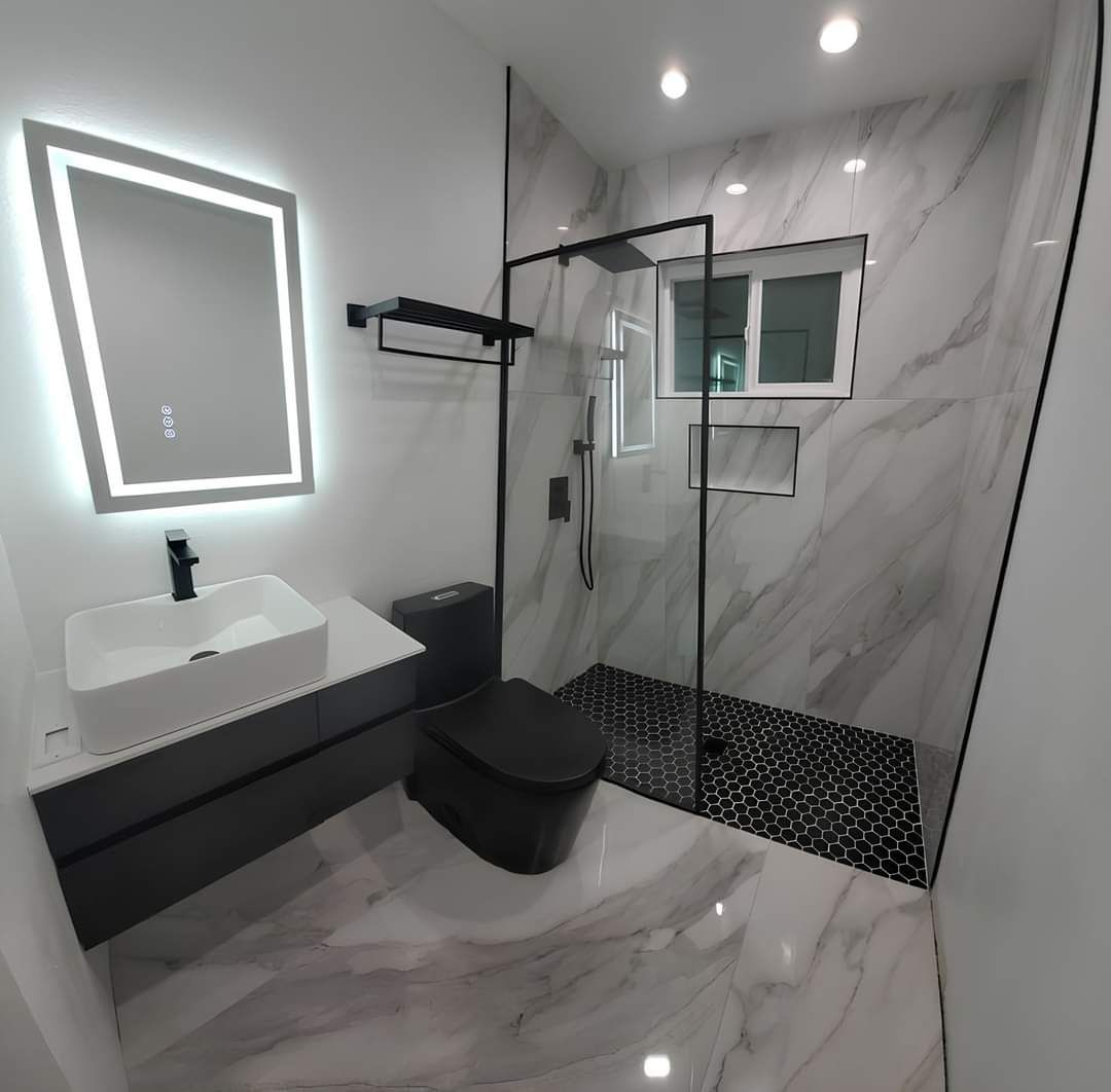 Une salle de bain avec un lavabo, des toilettes et une douche