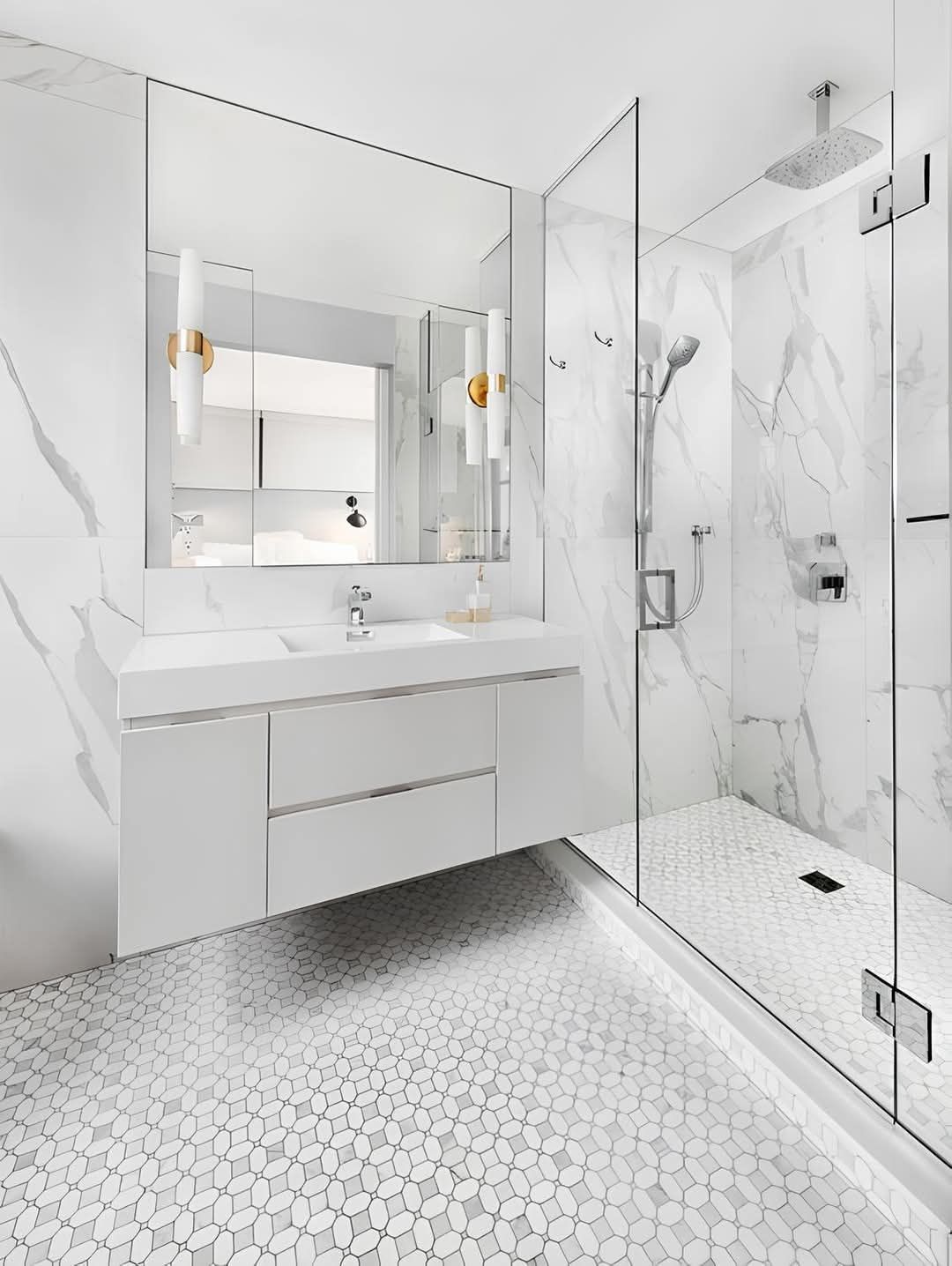 Une salle de bain avec lavabo, miroir et douche.