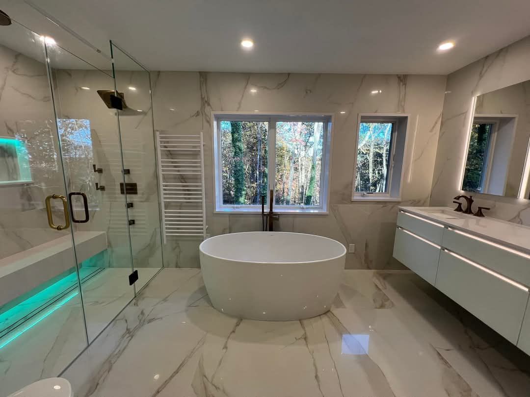 Une salle de bain avec baignoire, lavabo et douche.