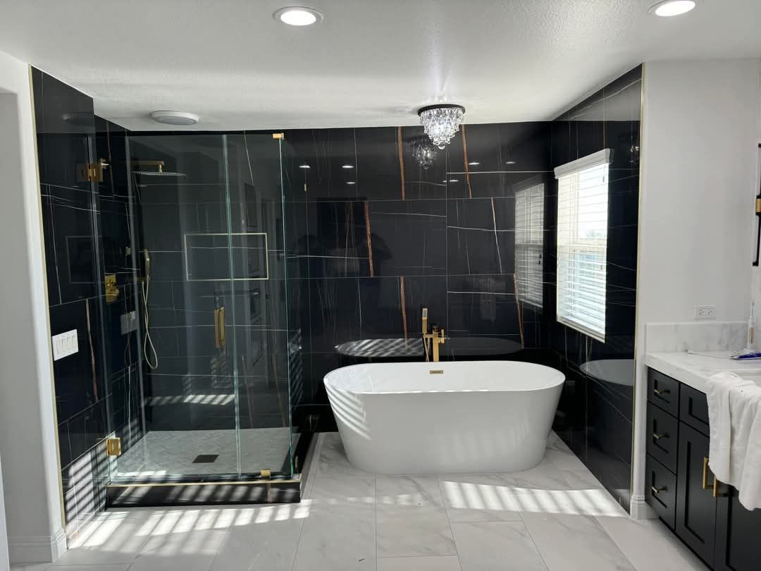 Une salle de bain avec baignoire, douche, lavabo et miroir.