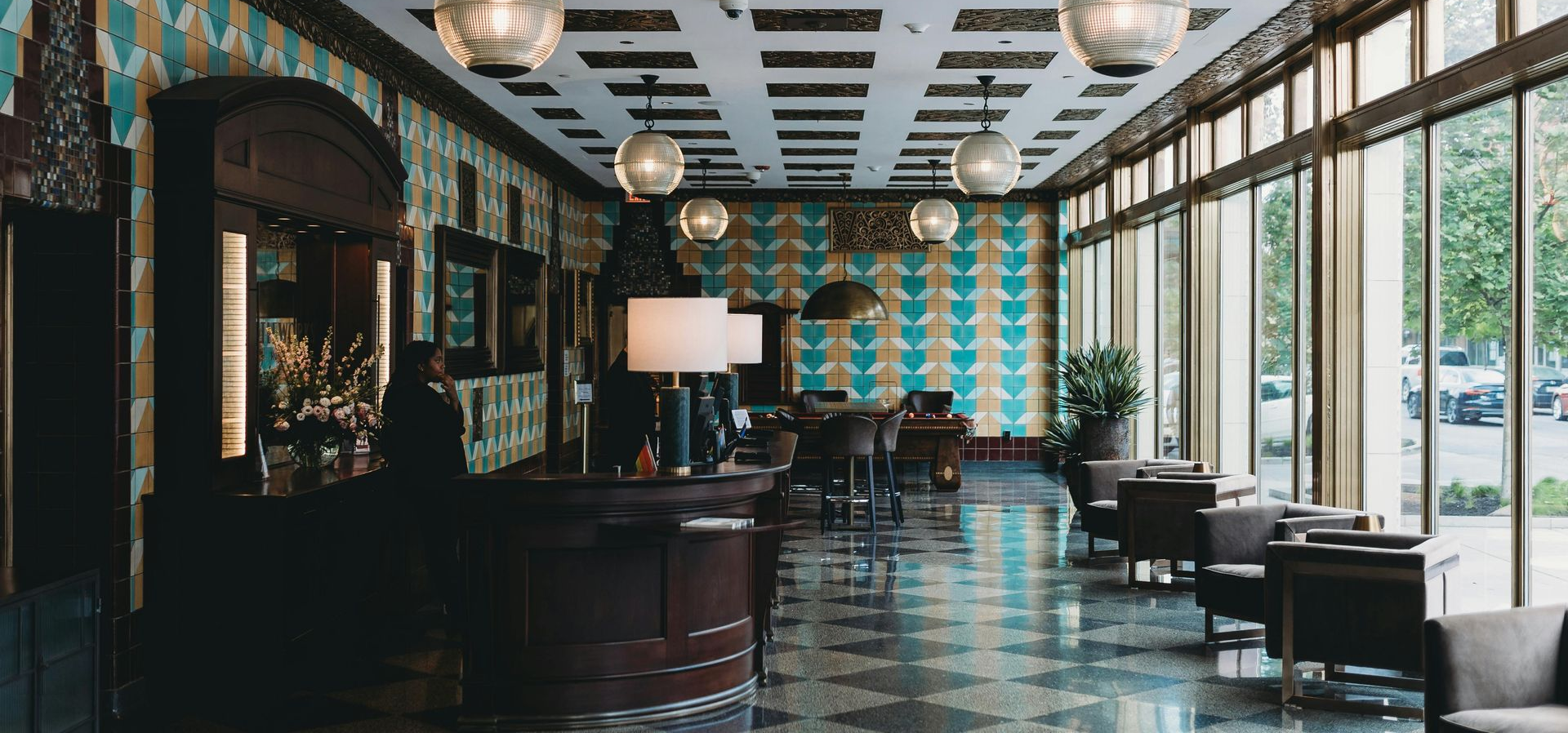 Une cuisine avec des armoires blanches, des appareils électroménagers en acier inoxydable et un grand îlot.