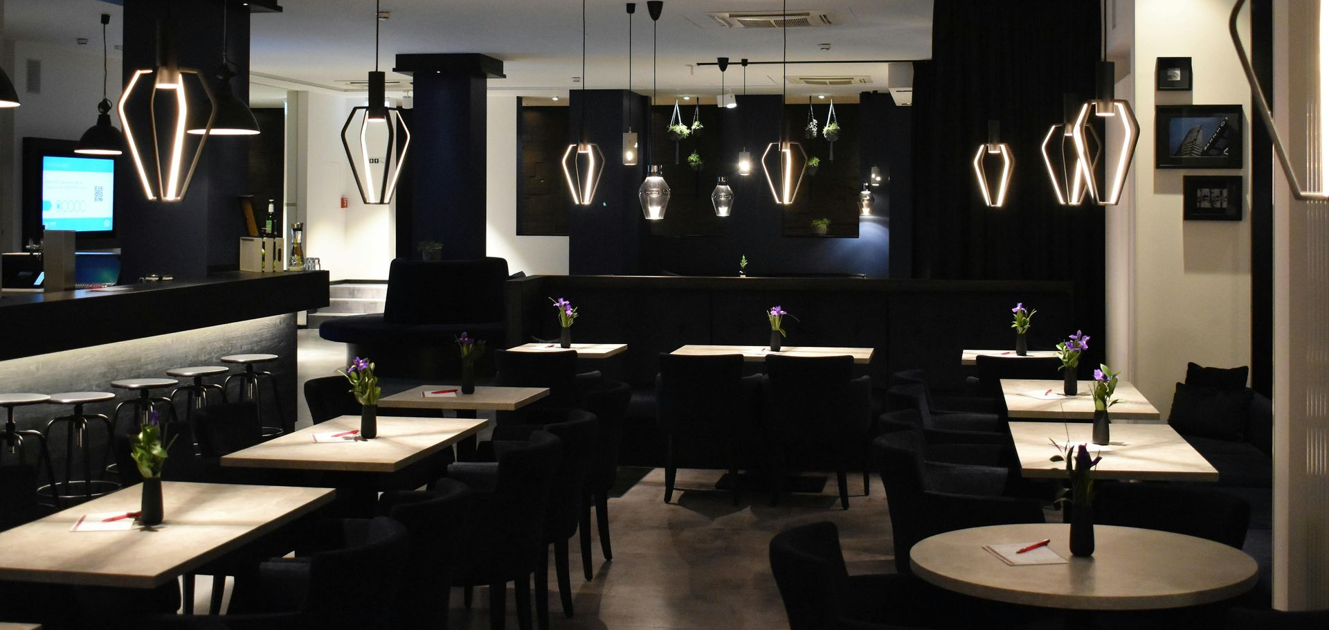 Une pièce en construction avec une échelle et un tabouret au sol.