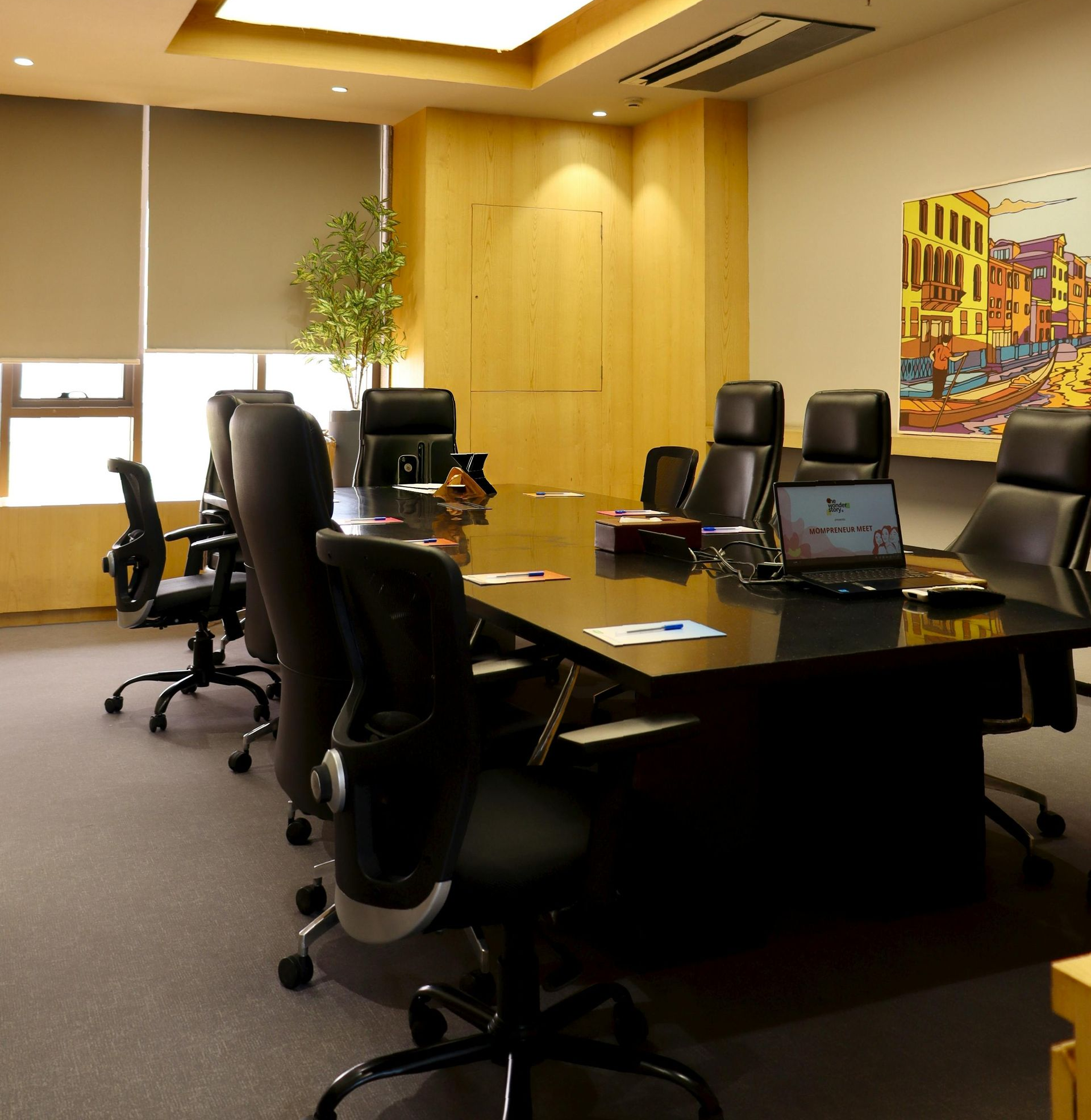 Une salle de bain avec baignoire, lavabo, douche et miroir.
