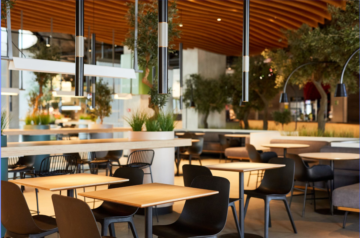 Un salon avec un canapé, une table et un escalier.