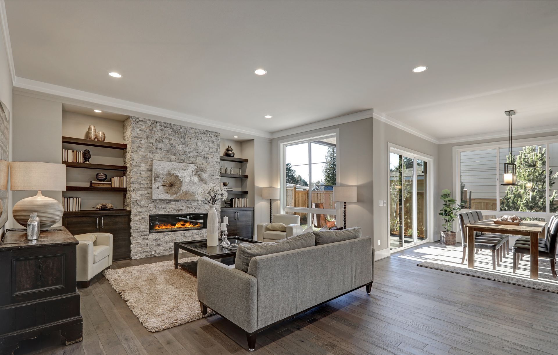 Un salon rempli de meubles et d'une cheminée dans une maison.