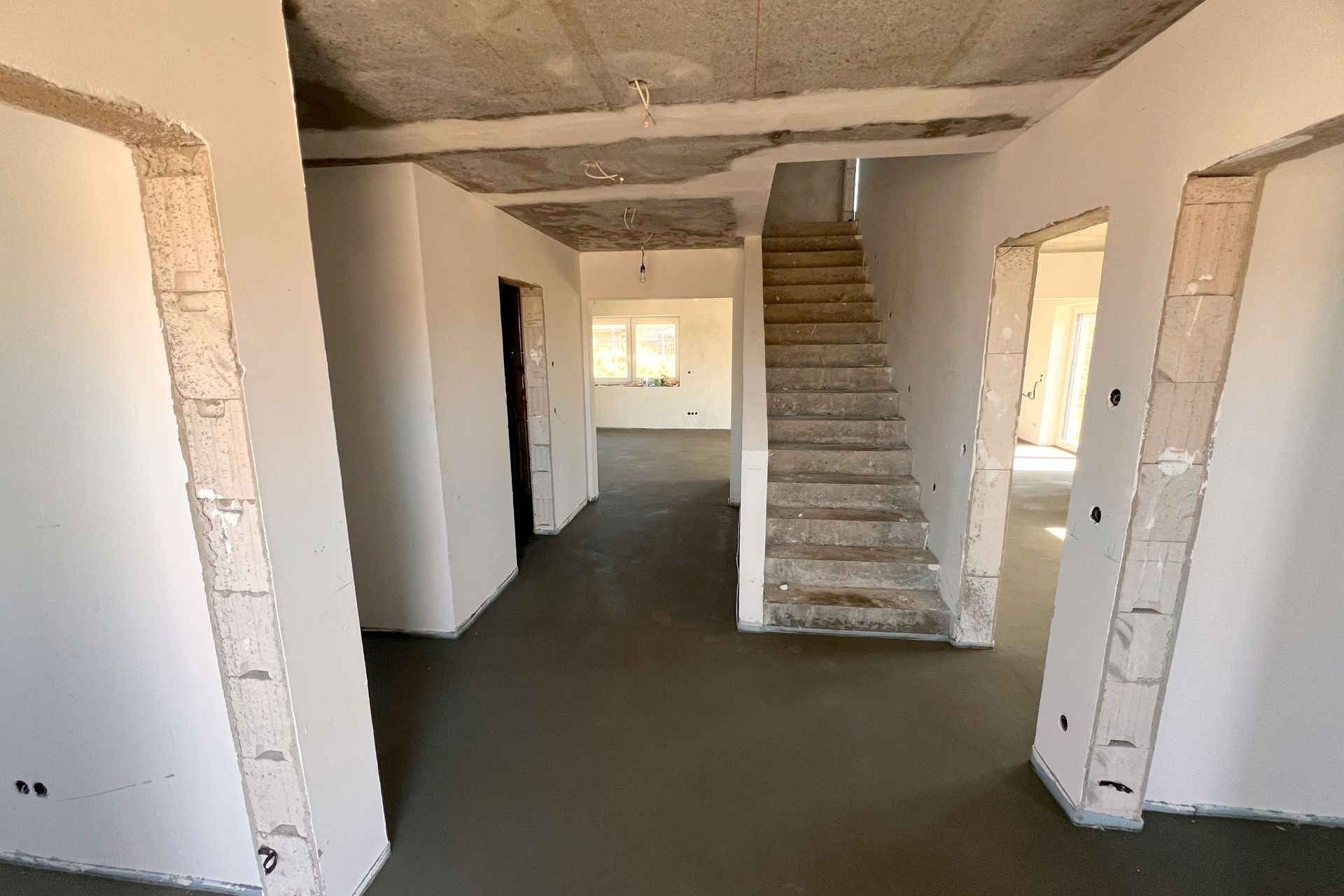 Une pièce vide avec un escalier au milieu