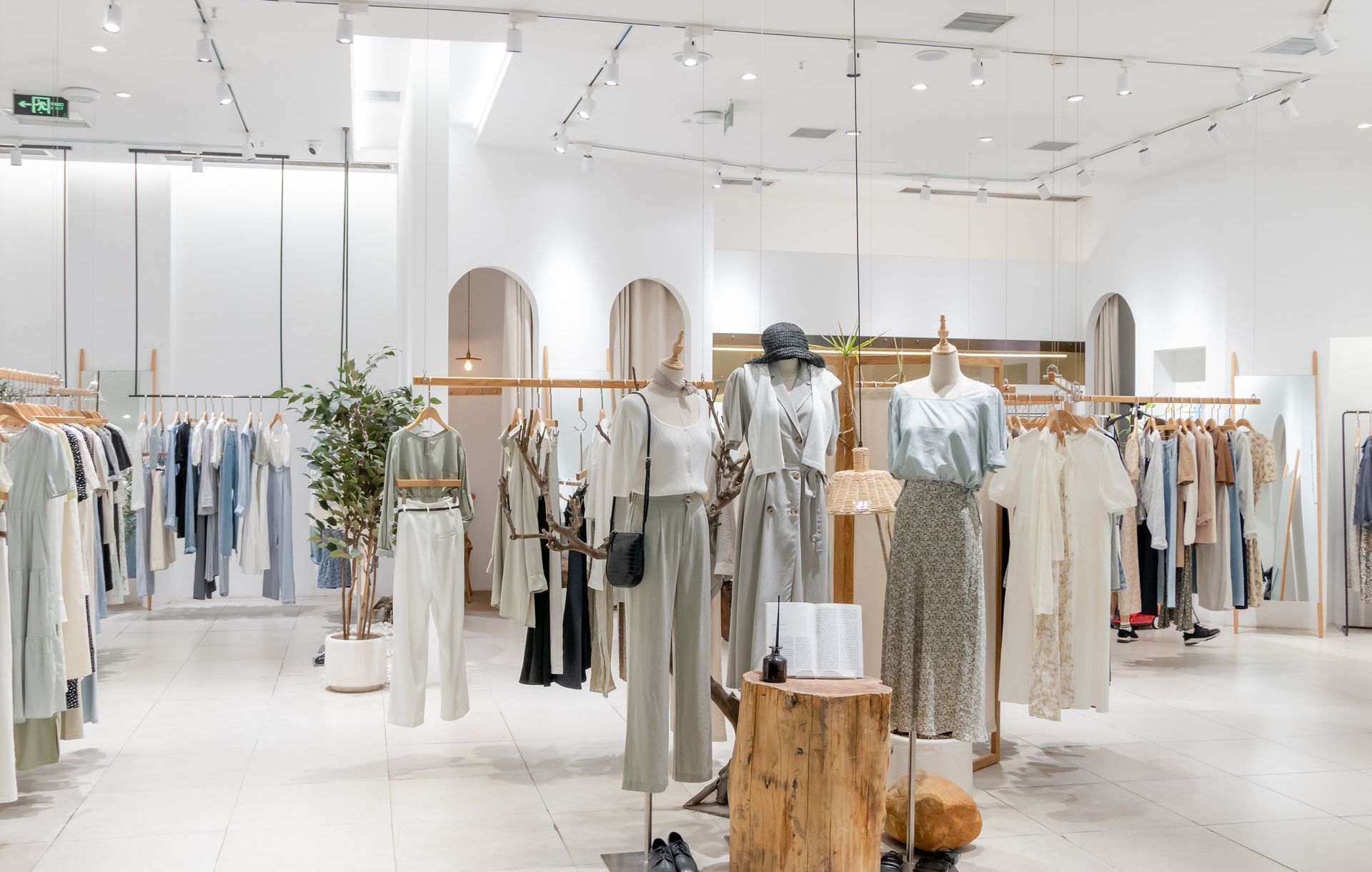 Un magasin de vêtements rempli de nombreux vêtements et mannequins.