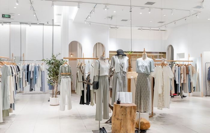 Un magasin de vêtements rempli de nombreux vêtements et mannequins.