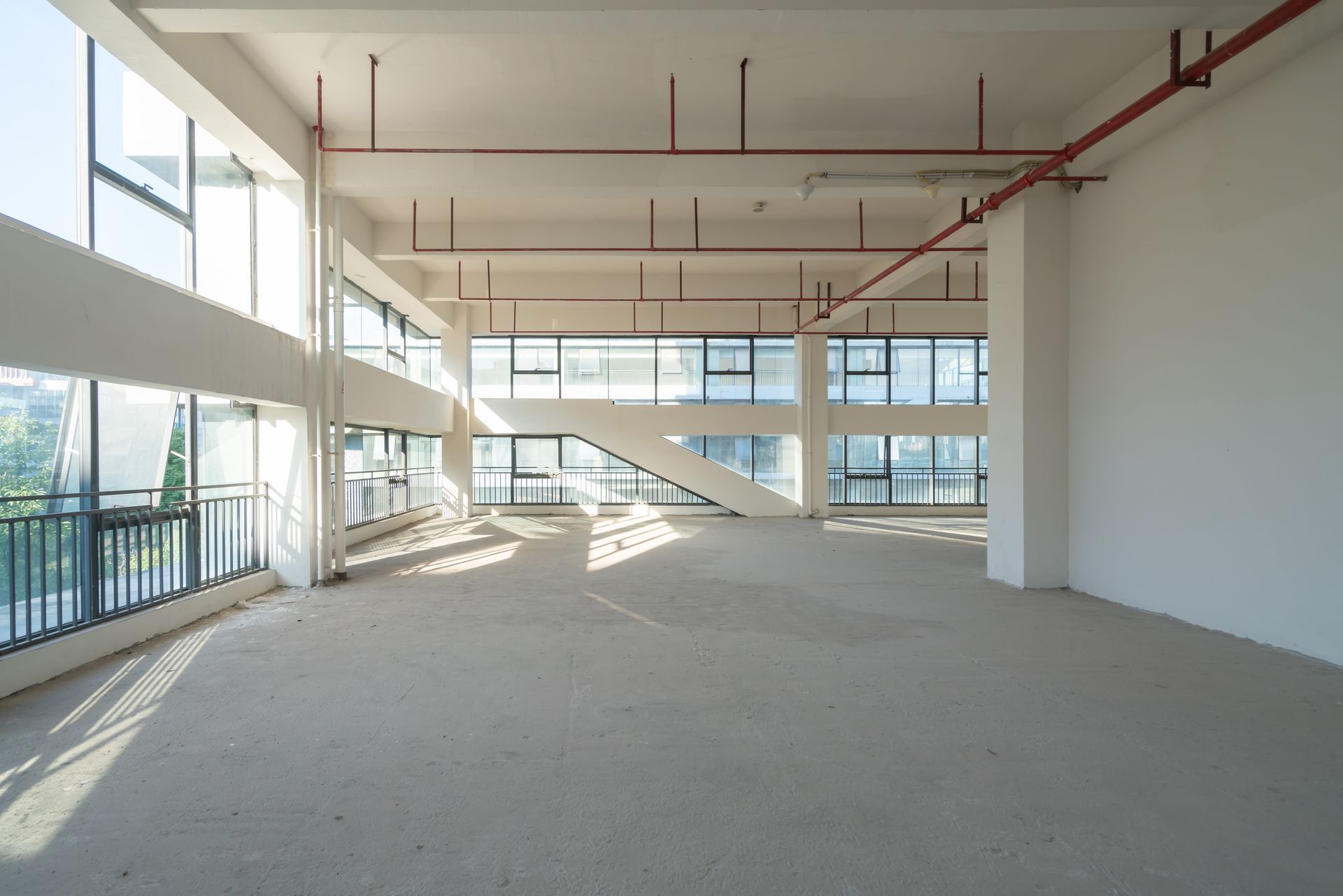 Un grand bâtiment vide avec beaucoup de fenêtres