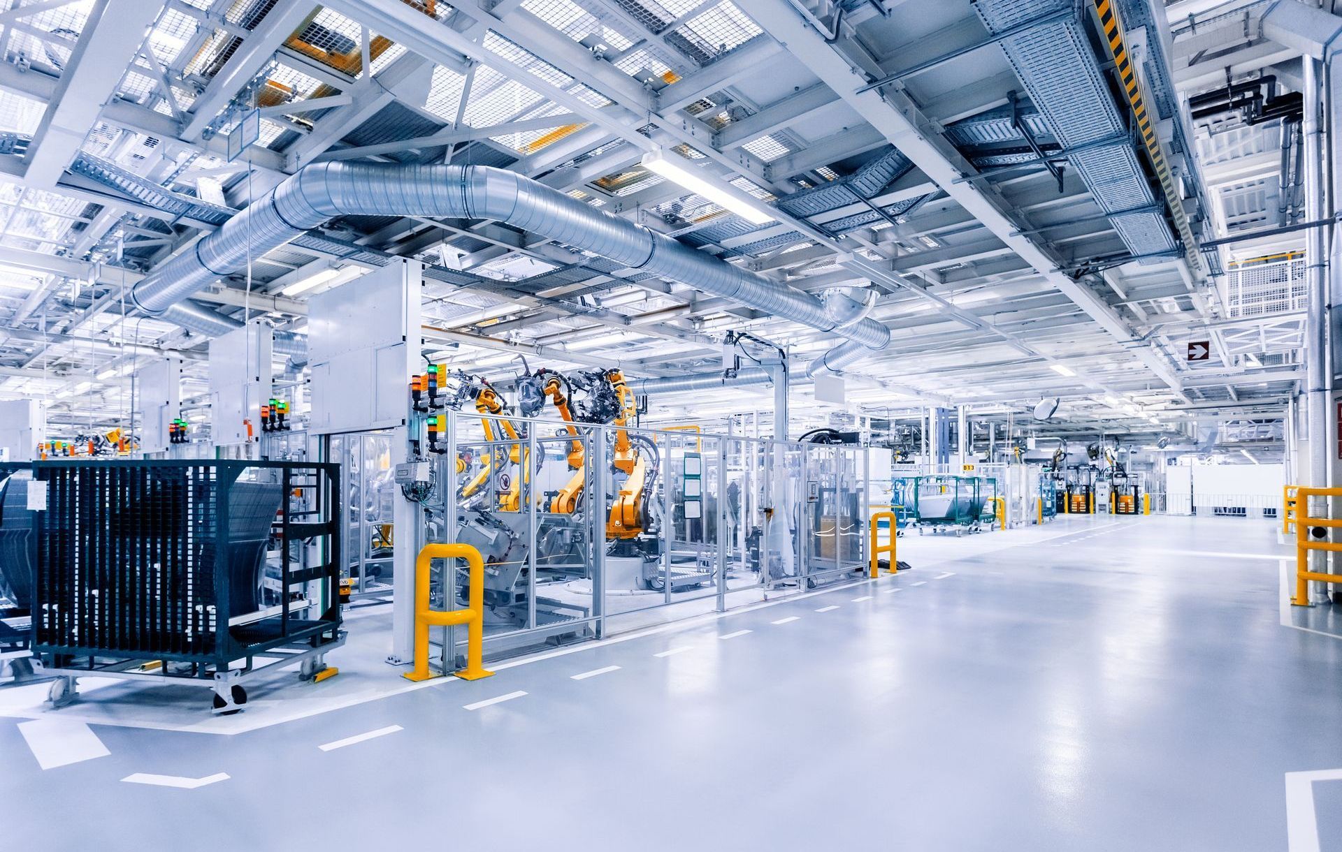 C'est une très grande usine avec beaucoup de machines.