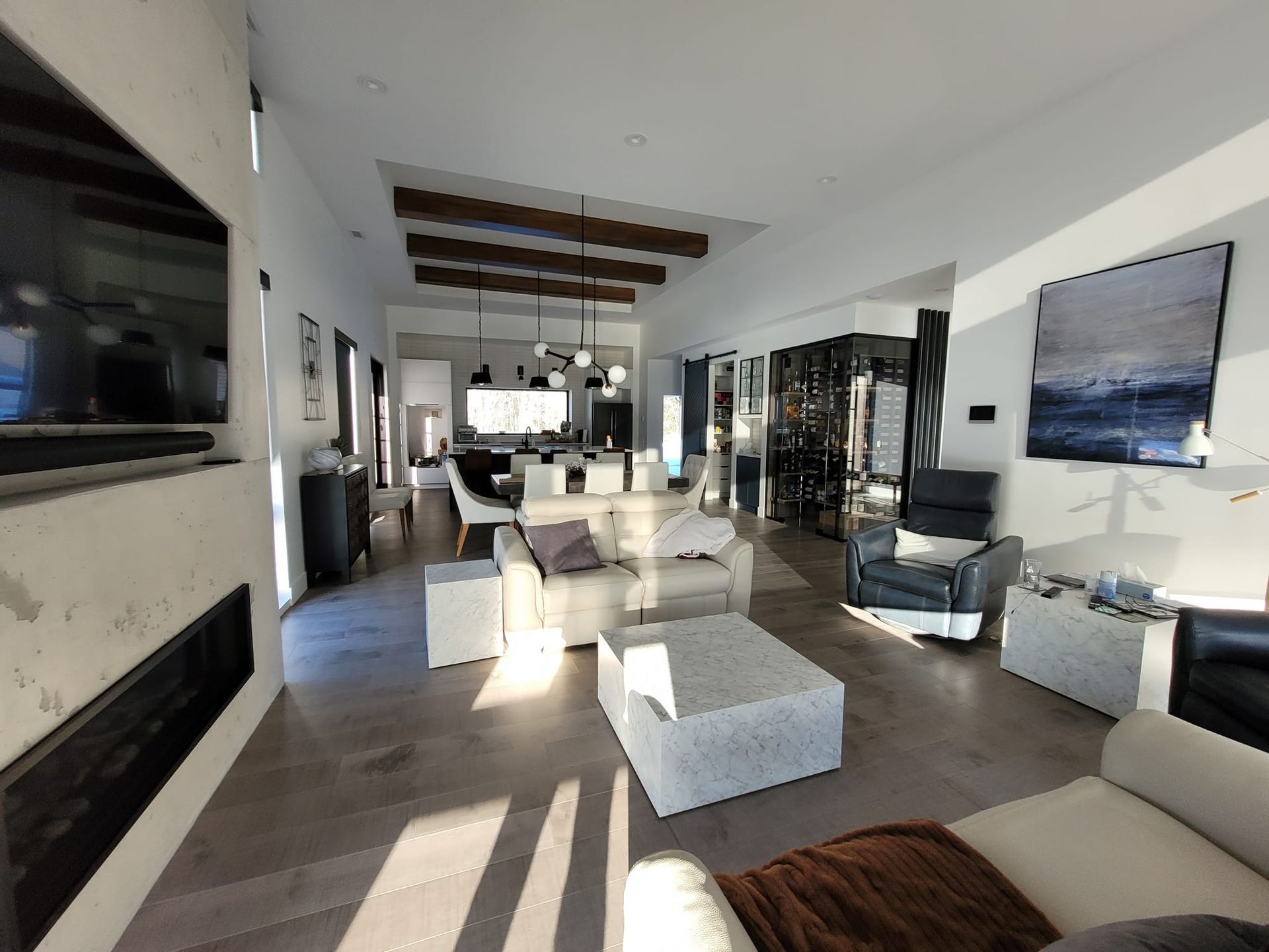 Un salon rempli de meubles et d'une cheminée.