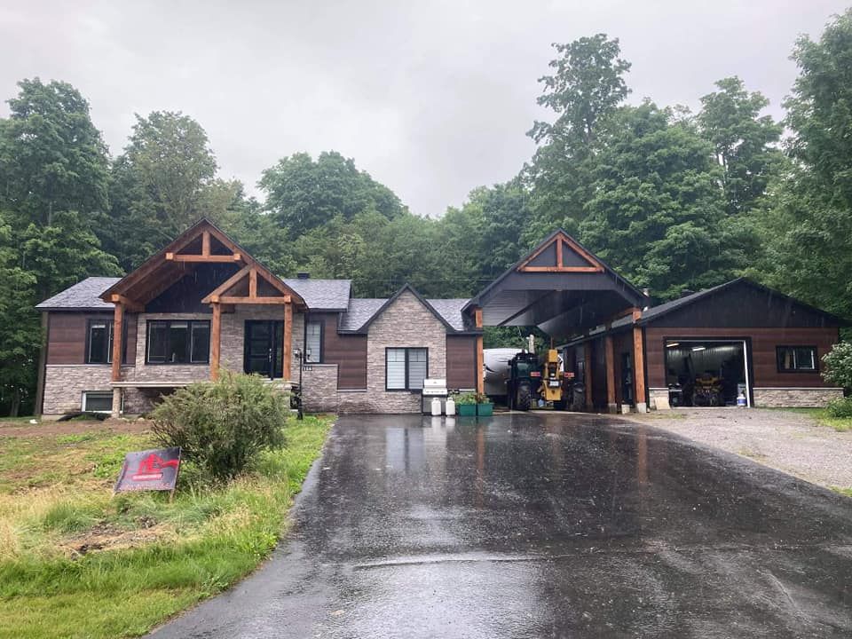 Une grande maison avec une voiture garée devant