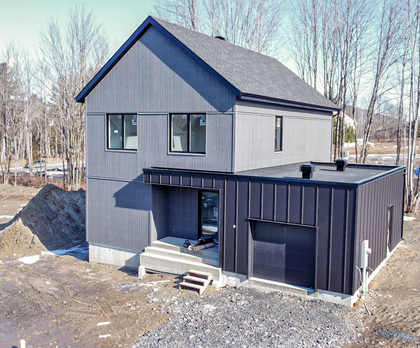 Une vue aérienne d'une maison avec un garage en dessous.