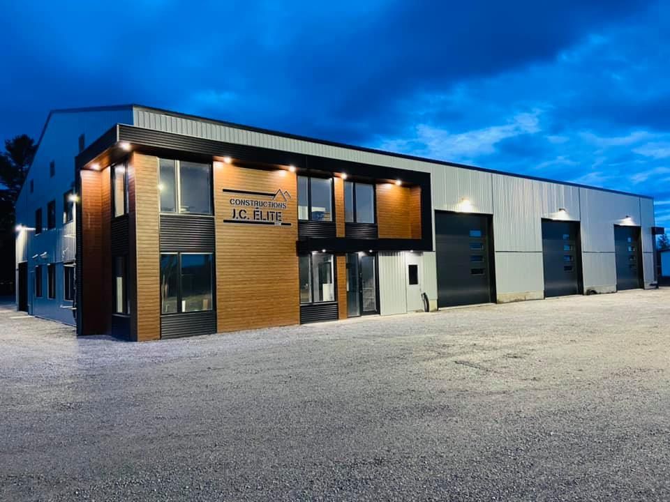 Un grand bâtiment avec le mot glace dessus
